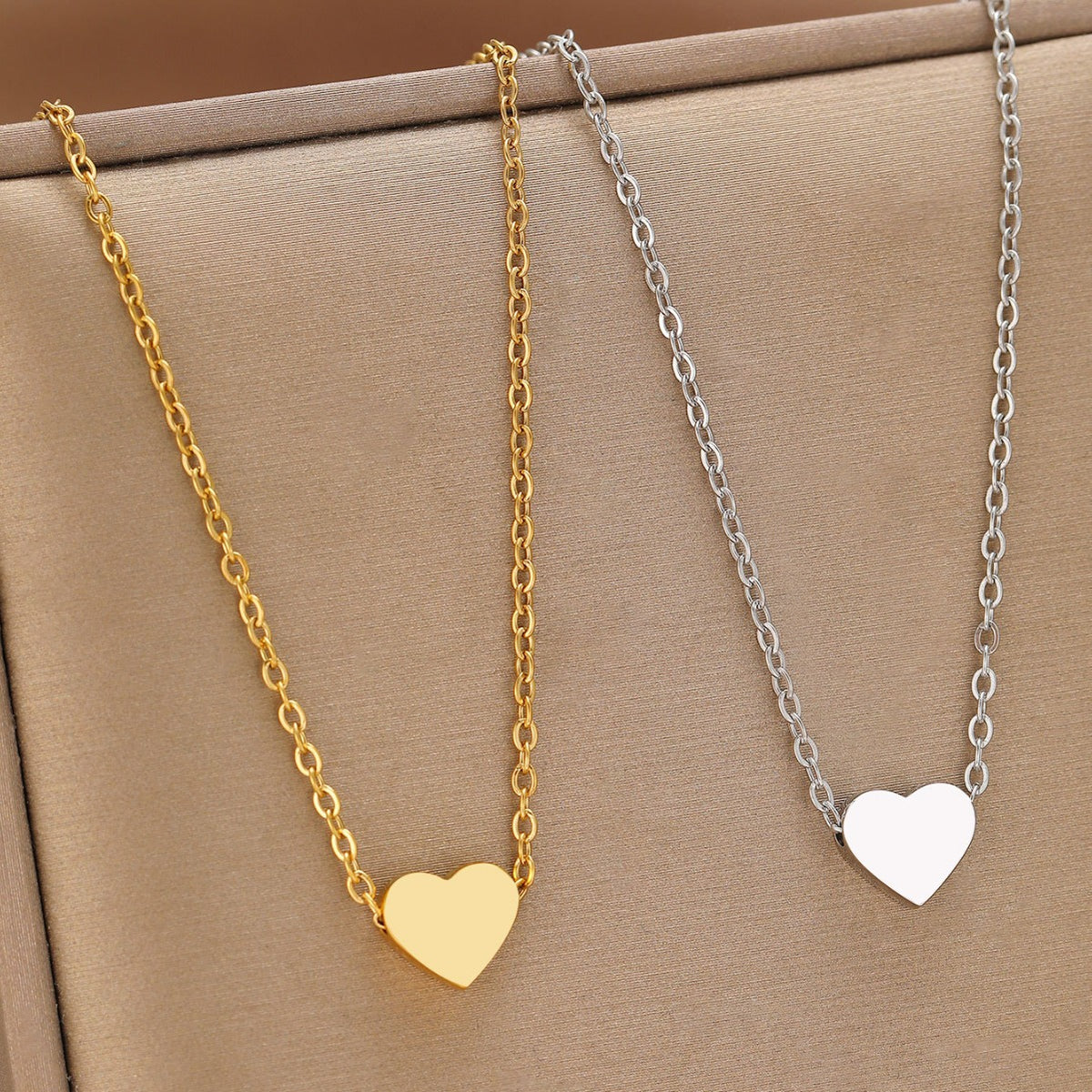 Minimalist Heart-shaped Pendant Necklace – product view 4