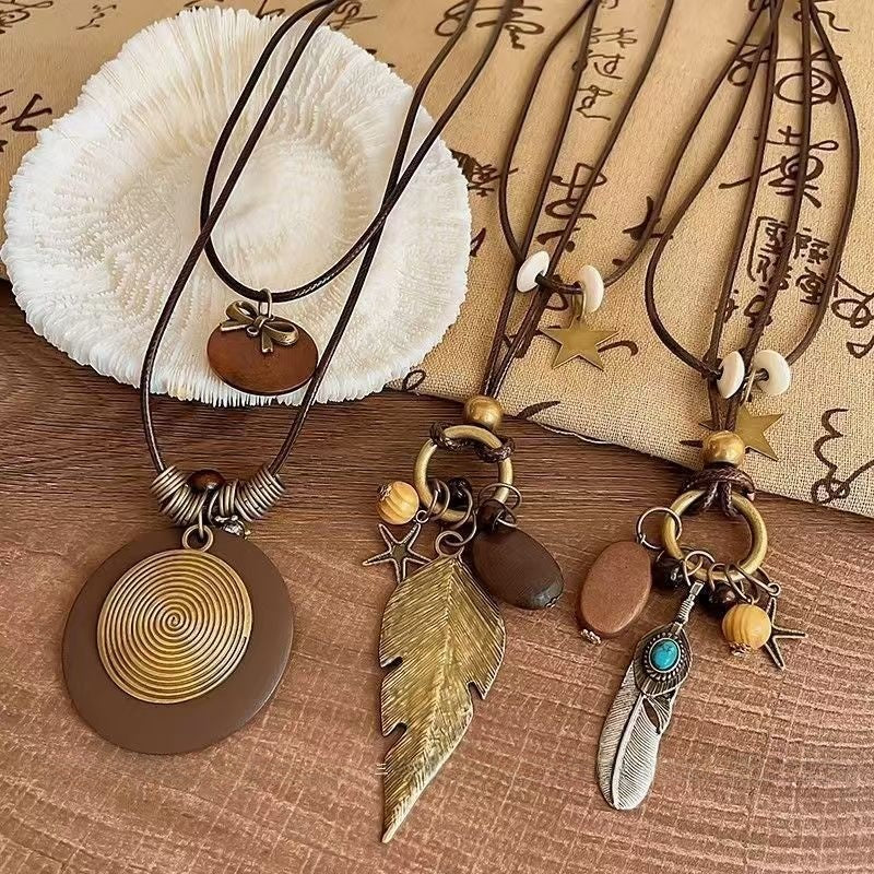 Chinese Retro Feather Necklace – product view 3