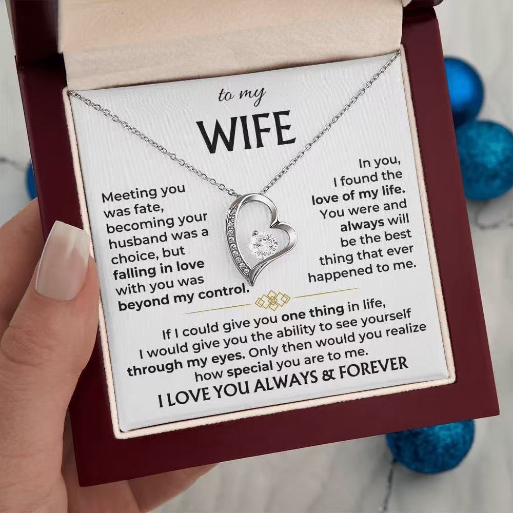Hollowed-out Heart-shaped Necklace – product view 2