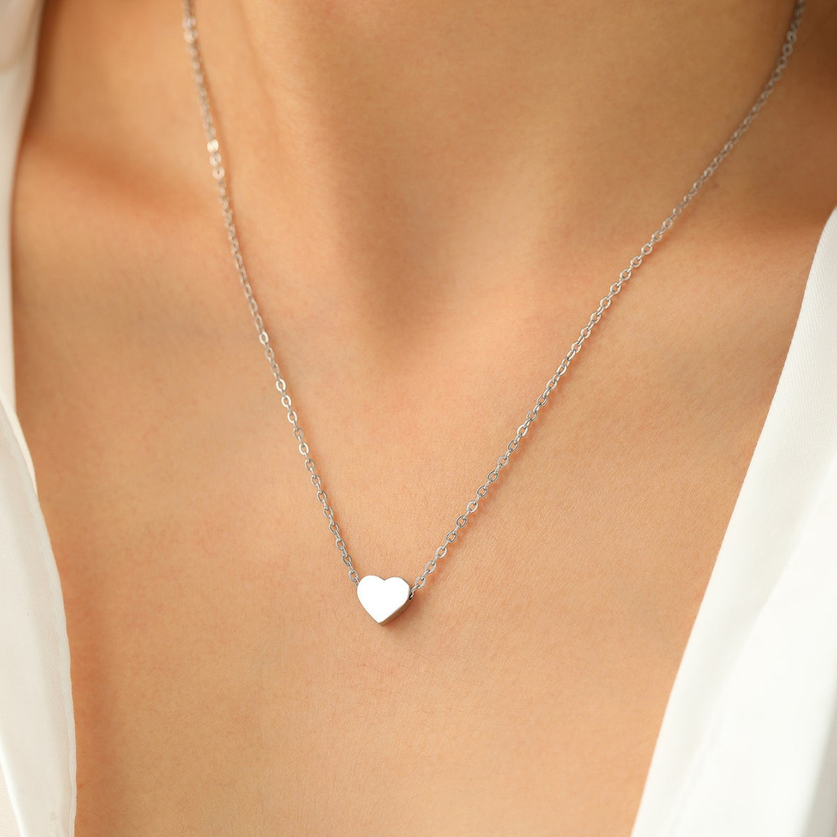 Minimalist Heart-shaped Pendant Necklace – product view 2