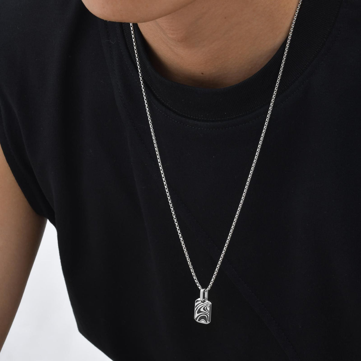 Wavy Star Pendant Necklace – product view 2