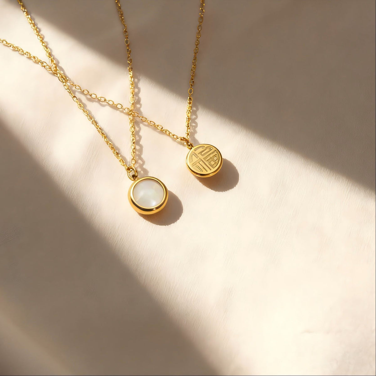 Round Cat Eye Necklace – product view 2